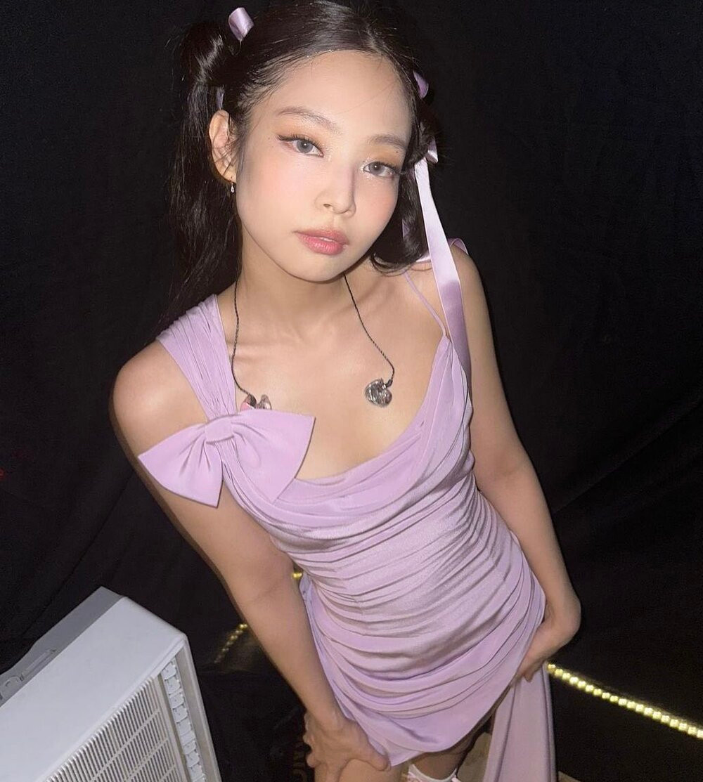 Trong concert gần đây nhất tại Hà Nội, nữ thần tượng "gây thương nhớ" với tông màu tím pastel. Các chi tiết balletcore ứng dụng ở phụ kiện tóc, lớp trang điểm khéo léo. Trong concert gần đây nhất tại Hà Nội, nữ thần tượng "gây thương nhớ" với tông màu tím pastel. Các chi tiết balletcore ứng dụng ở phụ kiện tóc, lớp trang điểm khéo léo.