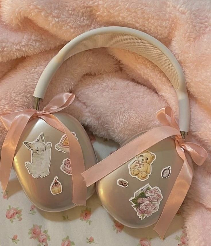 Chiếc AirPods Max thời thượng được "đì-co" với nơ và hình dán. Chiếc AirPods Max thời thượng được "đì-co" với nơ và hình dán.