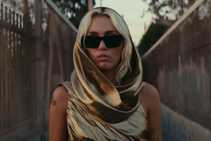 Miley Cyrus trở lại đầy ngoạn mục với ca khúc Flowers.