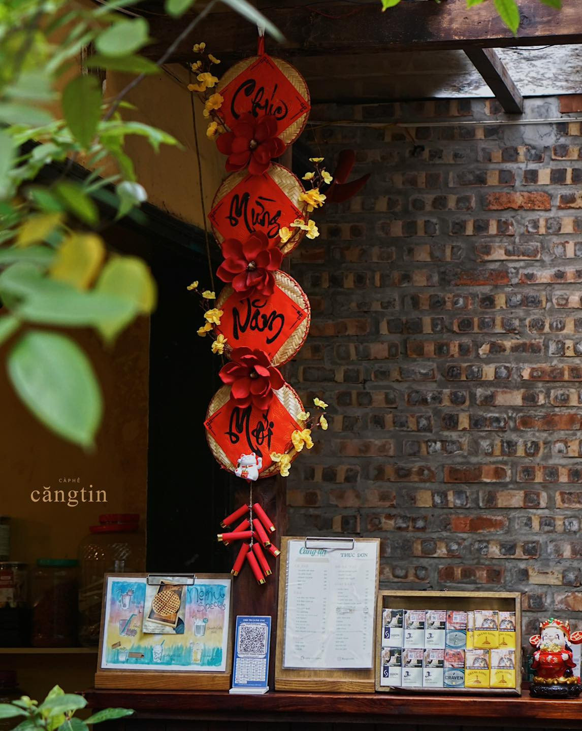 Quán trang trí Tết nhẹ nhàng, giản dị nhưng rất bắt mắt. Ảnh: Căng Tin Quán trang trí Tết nhẹ nhàng, giản dị nhưng rất bắt mắt. Ảnh: Căng Tin