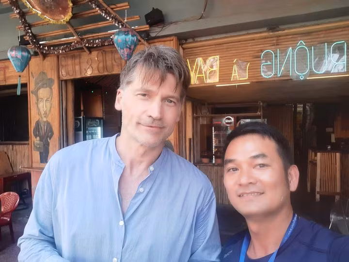 Nikolaj được nhiều người nhận ra tại quán bar. Nguồn: Facebook