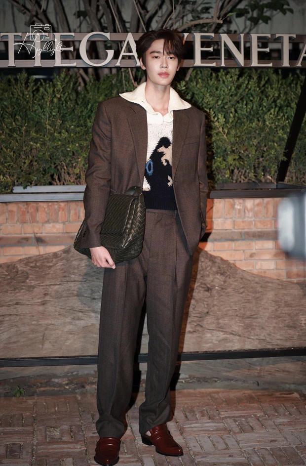 F4 Jirawat Sutivanichsak xuất hiện trong bộ suits cổ điển, mang hơi hướng &quot;quite luxury&quot;.