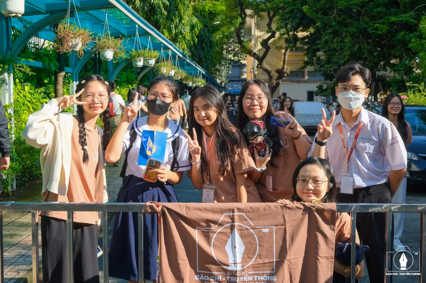 Các CLB thi nhau thu hút học sinh, tạo nên bầu không khí rực rỡ mùa khai trường. Ảnh: CLB Báo chí - Truyền thông trường THTH-ĐHSP.