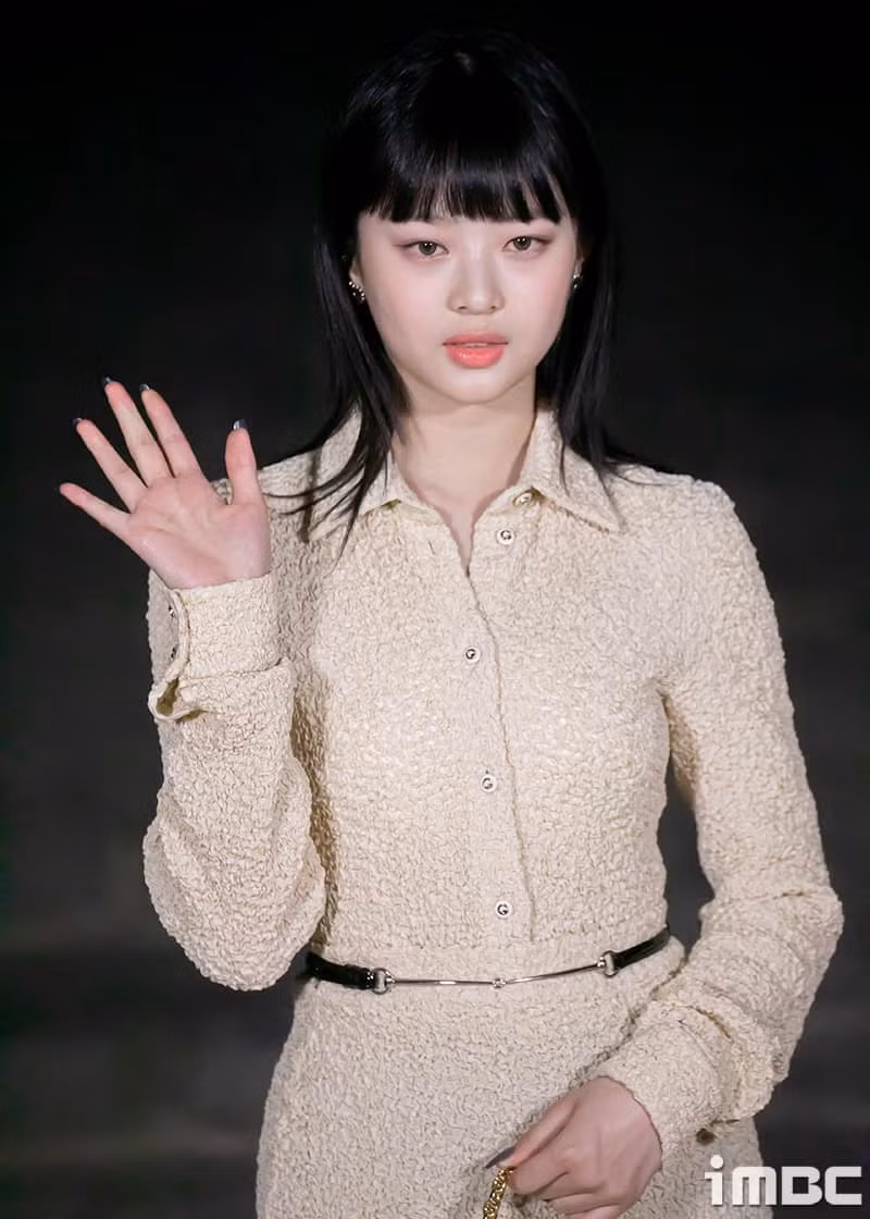 Nàng đại sứ cũng được cho là "quá sức" khi diện set váy dài màu be, đứng tuổi.