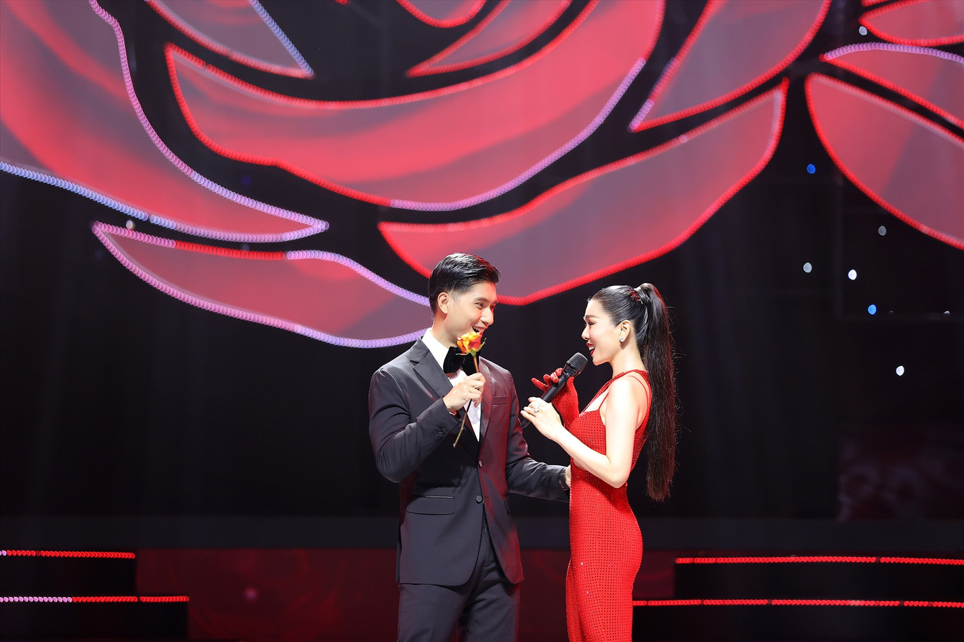 Lưu Bảo Châu luôn xuất hiện trong những chuyến lưu diễn của Lệ Quyên.