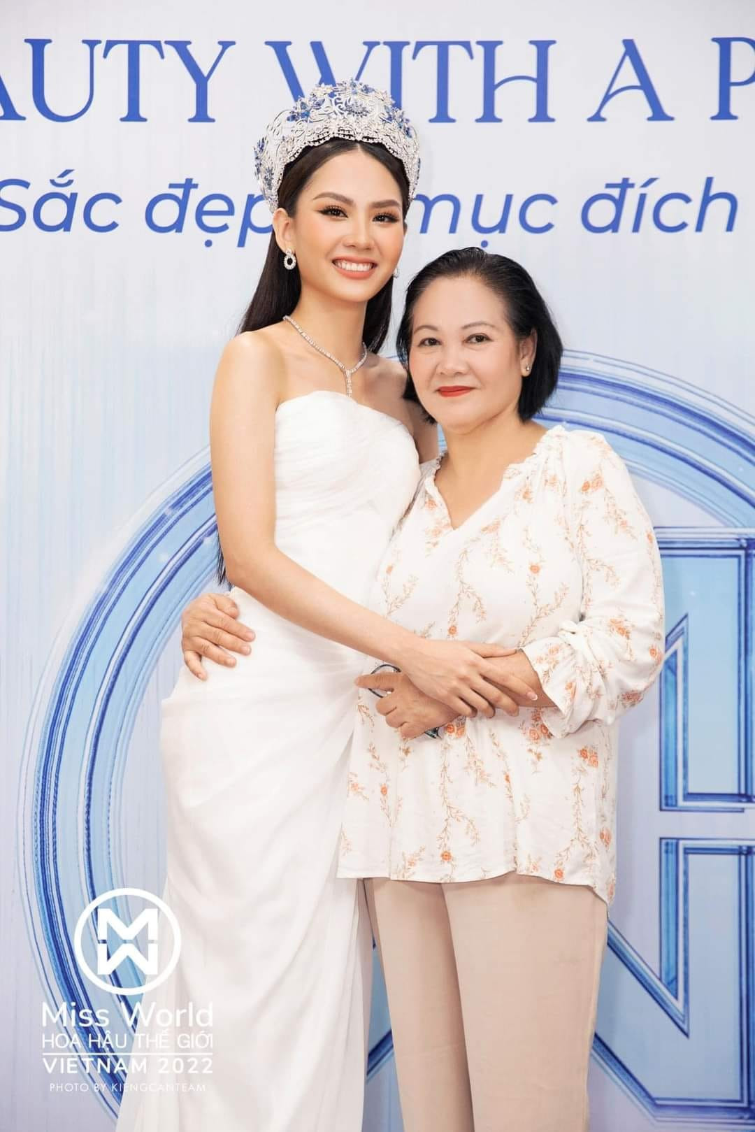 Hoa hậu Mai Phương chia sẻ lại khoảnh khắc đọ dáng cùng mẹ.