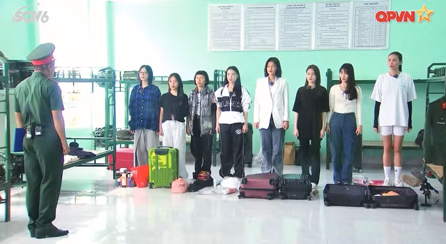 Ngày đầu "đi lính" đầy bỡ ngỡ nhưng cũng không thiếu tiếng cười của các chiến sĩ mới.