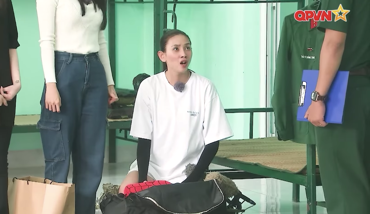 "Chị đại" Võ Hoàng Yến cũng trang điểm "sương sương" để nhập gia tùy tục trong môi trường quân ngũ. Tuy vậy khí chất của nữ siêu mẫu vẫn không bị giảm bớt. "Chị đại" Võ Hoàng Yến cũng trang điểm "sương sương" để nhập gia tùy tục trong môi trường quân ngũ. Tuy vậy khí chất của nữ siêu mẫu vẫn không bị giảm bớt.