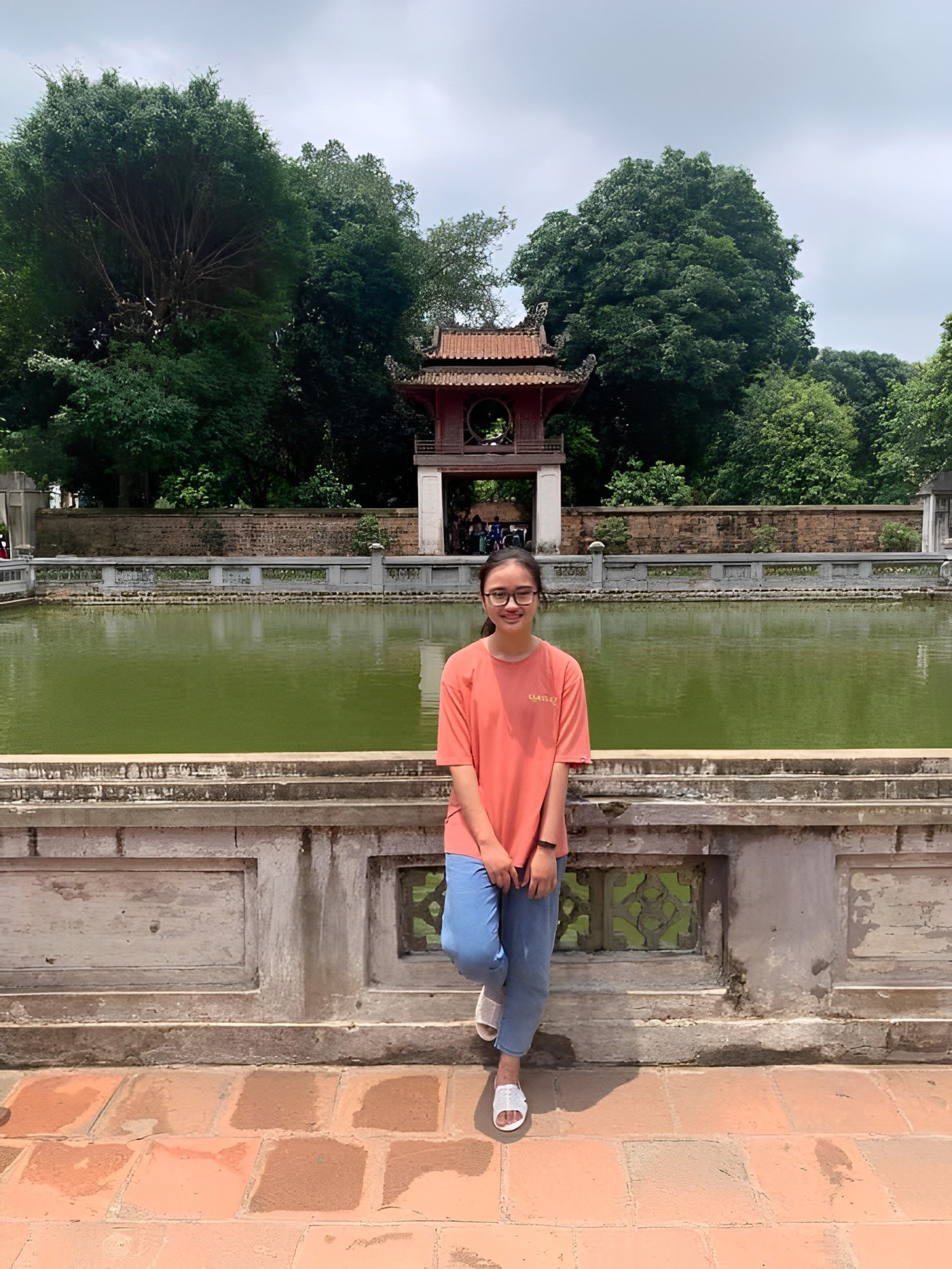 Anh Thư gặp phải một số khó khăn khi phải ôn luyện hai kỳ thi cùng một lúc. Anh Thư gặp phải một số khó khăn khi phải ôn luyện hai kỳ thi cùng một lúc.