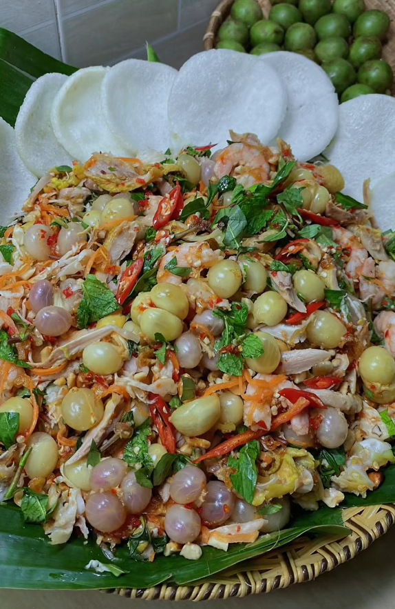 Gỏi gà dâu da ra đời muộn hơn nhưng độ hot cũng không hề kém. Nguồn: Internet Gỏi gà dâu da ra đời muộn hơn nhưng độ hot cũng không hề kém. Nguồn: Internet