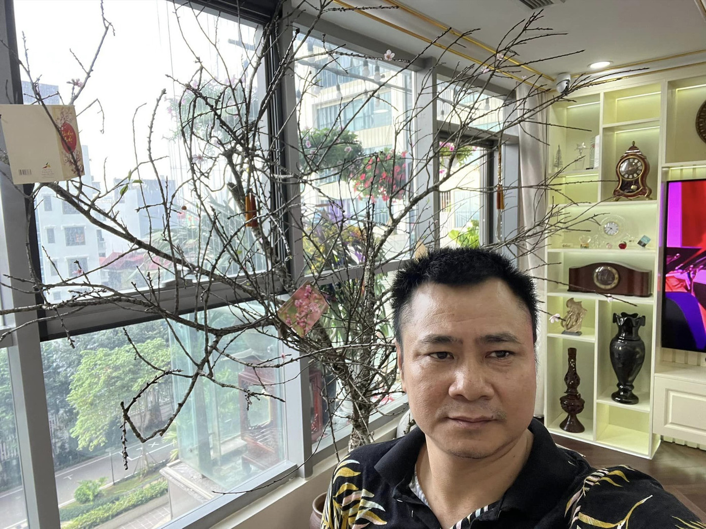 NSND Tự Long chưng đào ở nhiều góc trong nhà.