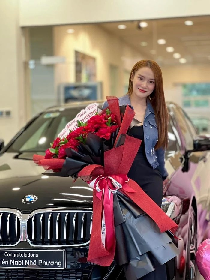 Đây không phải là lần đầu Nhã Phương được chồng tặng xế hộp đắt đỏ nhân dịp sinh nhật.