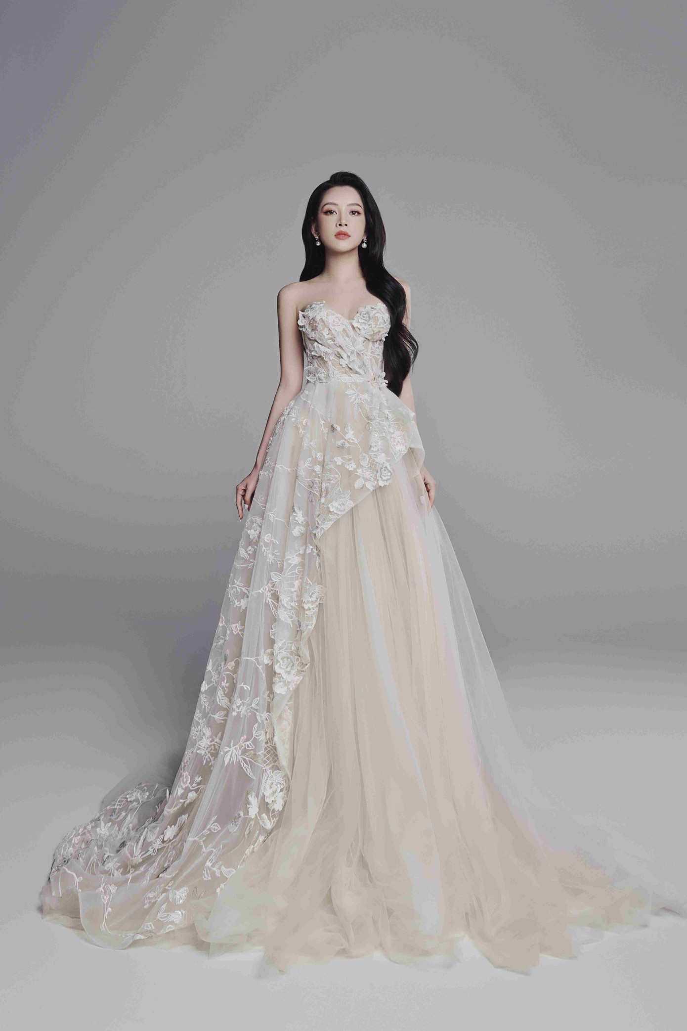 Trong bộ ảnh mới, cô cho thấy sự biến hóa đa dạng, cân mọi phong cách. Trong bộ ảnh mới, cô cho thấy sự biến hóa đa dạng, cân mọi phong cách.