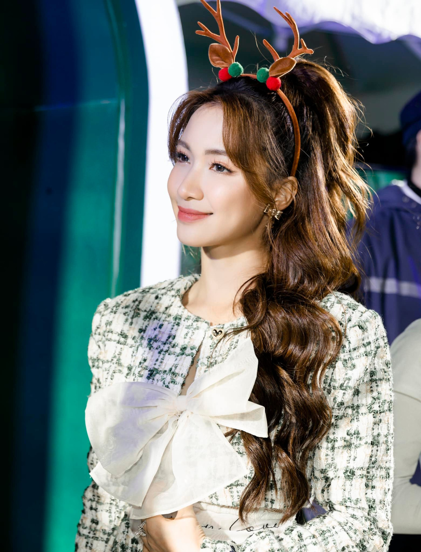 Hoà Minzy khẳng định bán hàng online là một kênh kiếm tiền của mình. Hoà Minzy khẳng định bán hàng online là một kênh kiếm tiền của mình.