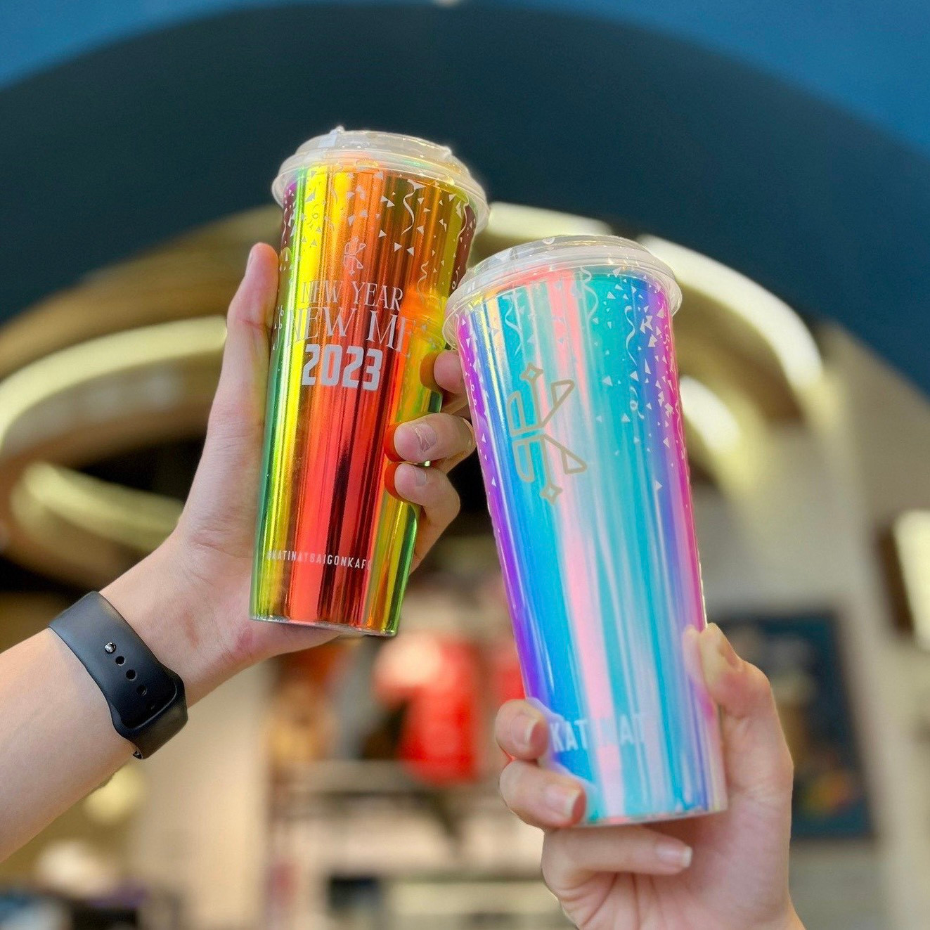 Chiếc cốc cầu vồng được giới trẻ Hà thành ồ ạt check-in. - Ảnh: Fanpage Katinat Chiếc cốc cầu vồng được giới trẻ Hà thành ồ ạt check-in. - Ảnh: Fanpage Katinat