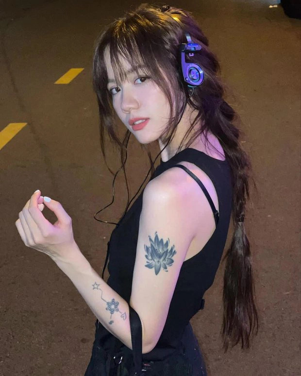 Nữ ca sĩ Phương Ly bắt trend tai nghe over-ear. Nữ ca sĩ Phương Ly bắt trend tai nghe over-ear.