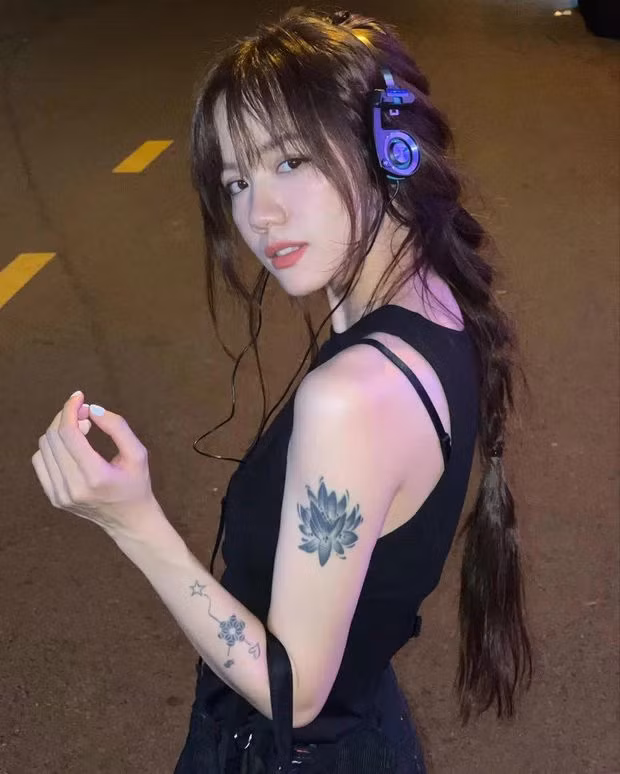 Nữ ca sĩ Phương Ly bắt trend tai nghe over-ear.