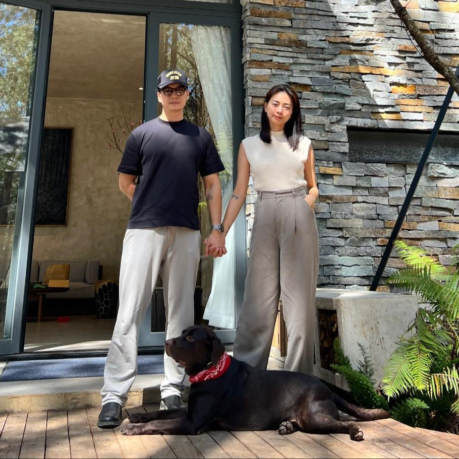 Cặp đôi thường xuyên vi vu đến nhiều địa điểm du lịch khác nhau. Cặp đôi thường xuyên vi vu đến nhiều địa điểm du lịch khác nhau.