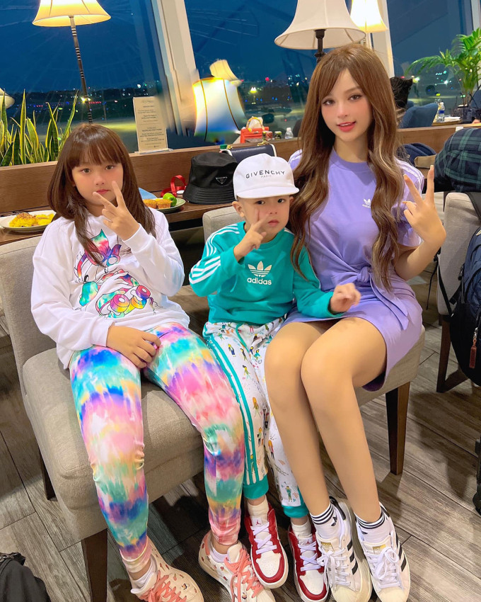 Nhan sắc "bà mẹ bỉm sữa" của Huyền Baby khiến nhiều chị em phải "xin vía". Nhan sắc "bà mẹ bỉm sữa" của Huyền Baby khiến nhiều chị em phải "xin vía".