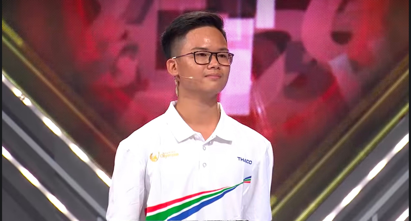 Vậy mà chỉ sau vài phút, nam sinh Đắk Nông đã giành vị trí dẫn đầu Đoàn leo núi. Vậy mà chỉ sau vài phút, nam sinh Đắk Nông đã giành vị trí dẫn đầu Đoàn leo núi.