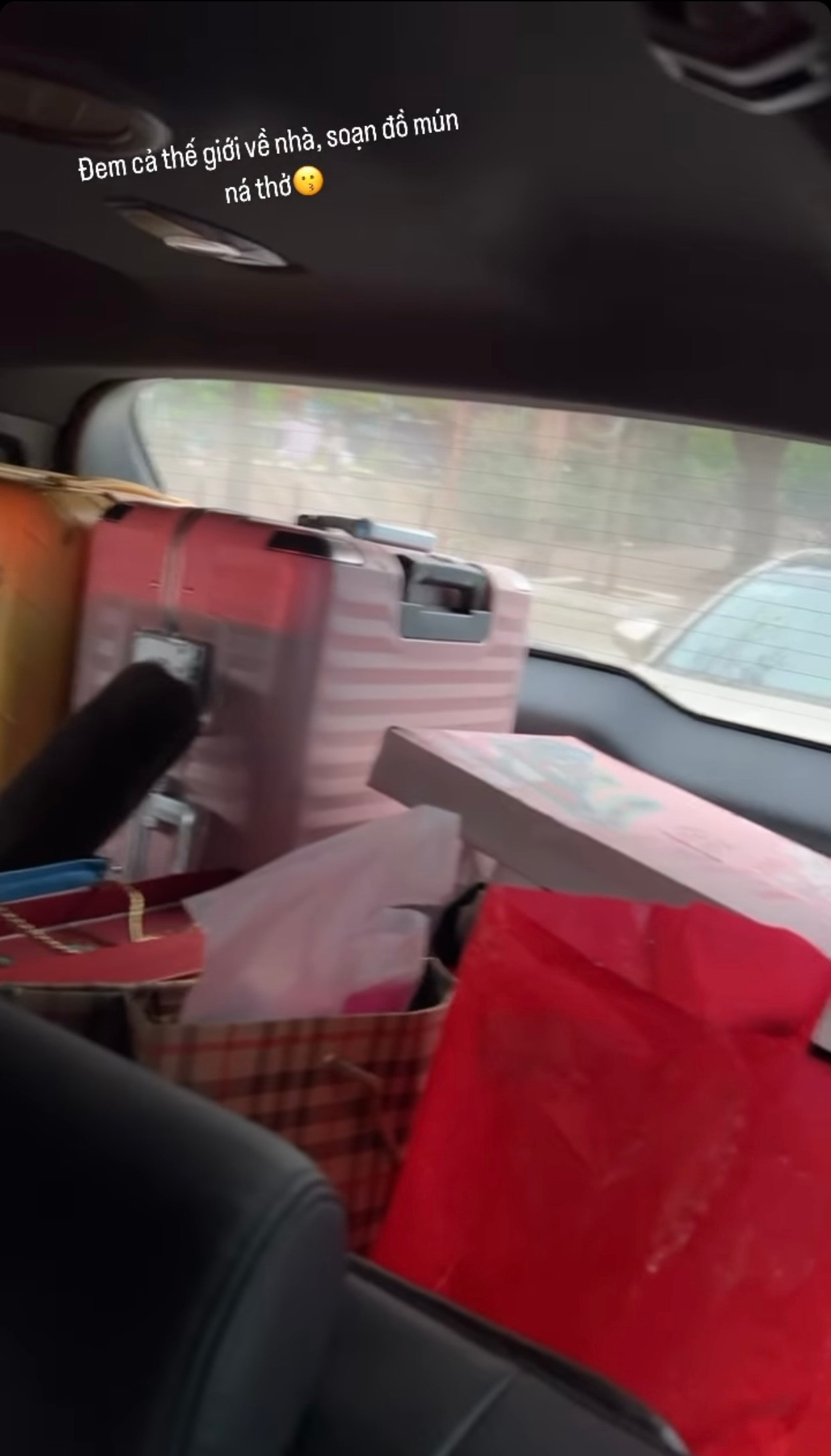 Đỗ Thị Hà "mang cả thế giới" về ăn Tết cùng bố mẹ ở Thanh Hóa. Đỗ Thị Hà "mang cả thế giới" về ăn Tết cùng bố mẹ ở Thanh Hóa.