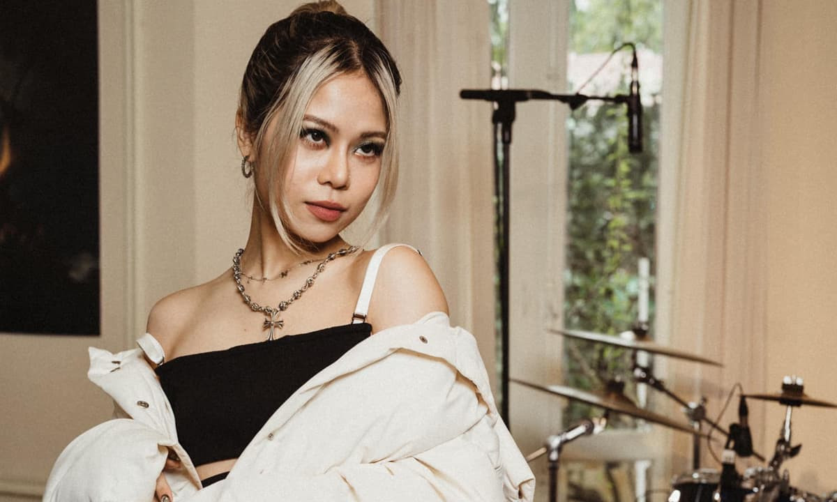 tlinh đang tạm bảo lưu việc học để theo đuổi đam mê nghệ thuật. tlinh đang tạm bảo lưu việc học để theo đuổi đam mê nghệ thuật.