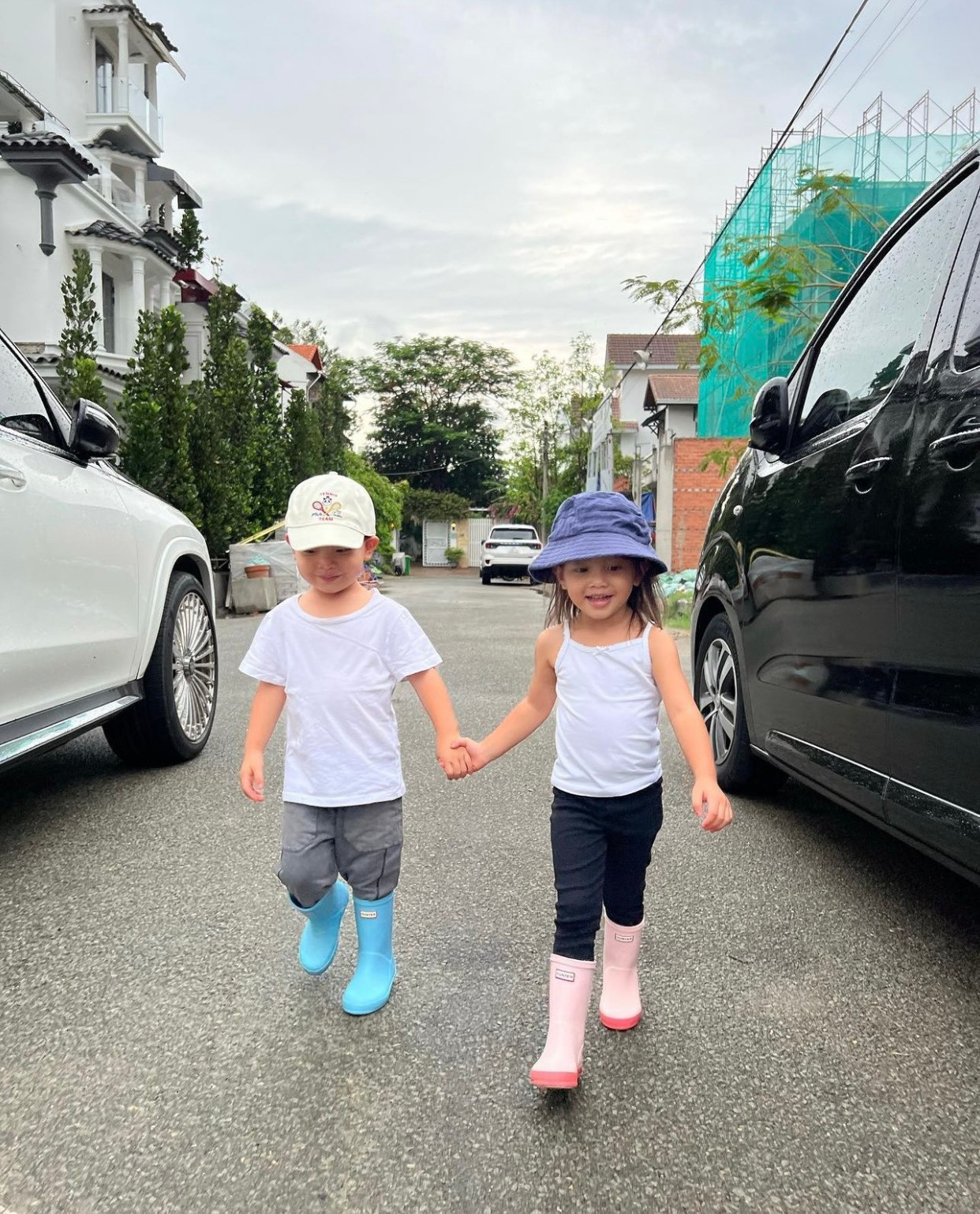 Ngay từ khi còn bé, cả hai chị em đã được ba mẹ rèn luyện tính tự lập.