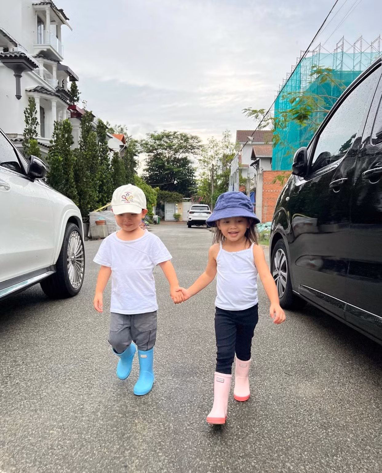 Ngay từ khi còn bé, cả hai chị em đã được ba mẹ rèn luyện tính tự lập.