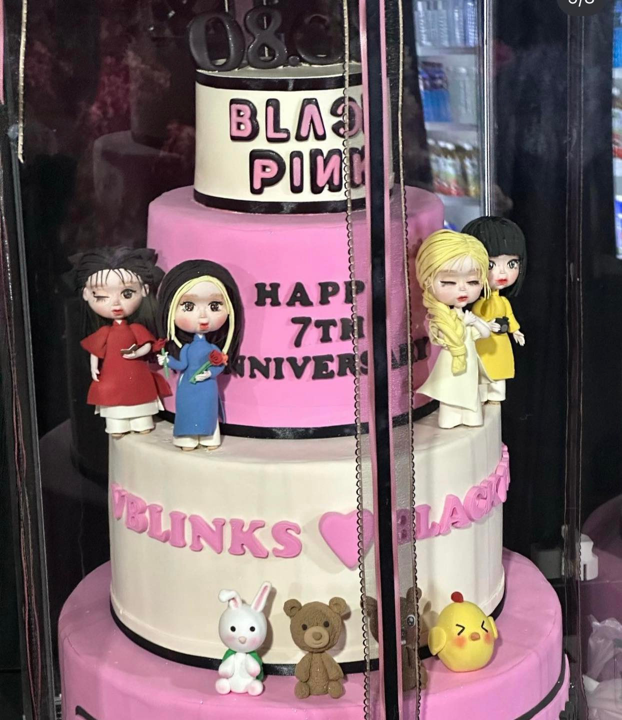 Cô nàng chia sẻ hình ảnh chiếc bánh kem V-BLINK tặng kỷ niệm 7 năm ra mắt nhóm.