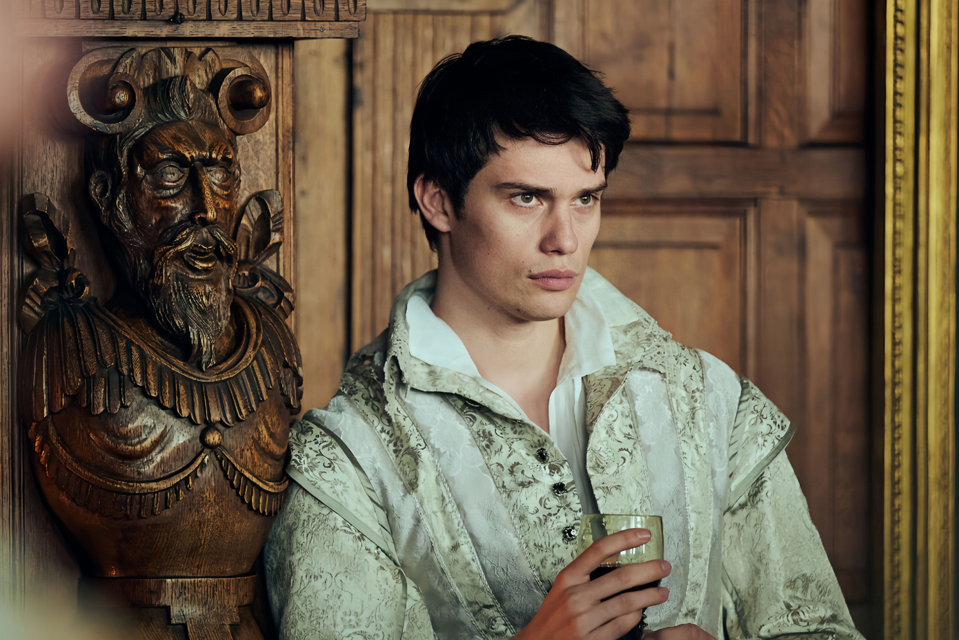 Tạo hình điển trai của Nicholas Galitzine trong một cảnh phim. Tạo hình điển trai của Nicholas Galitzine trong một cảnh phim.