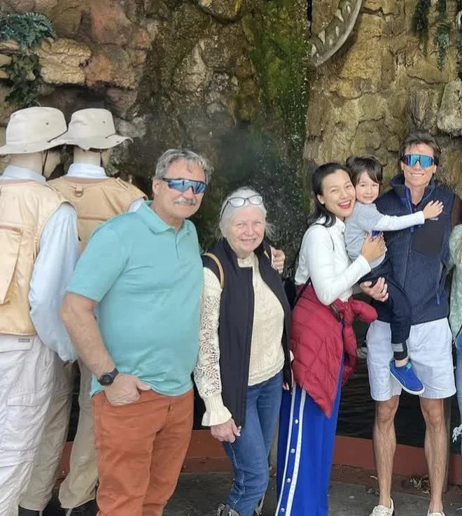 Hoàng Oanh dành nhiều thời gian khám phá nước Mỹ cùng con và gia đình chồng cũ.