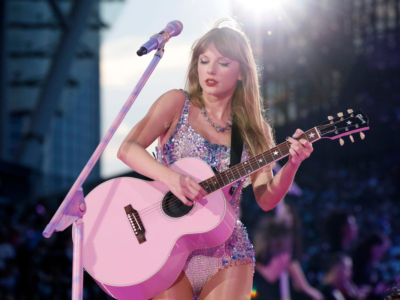 Chuyến lưu diễn "The Eras Tour" của Taylor Swift liên tục cháy vé. Chuyến lưu diễn "The Eras Tour" của Taylor Swift liên tục cháy vé.