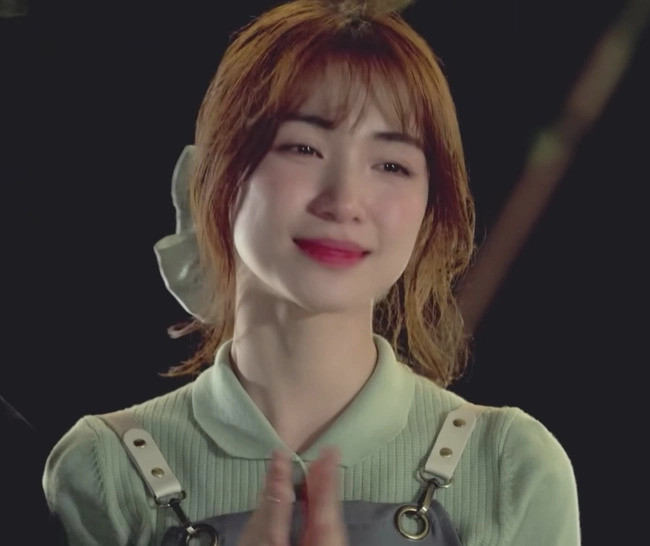 Ánh mắt đượm buồn của Hòa Minzy khiến các fan không khỏi thương cảm. Ánh mắt đượm buồn của Hòa Minzy khiến các fan không khỏi thương cảm.