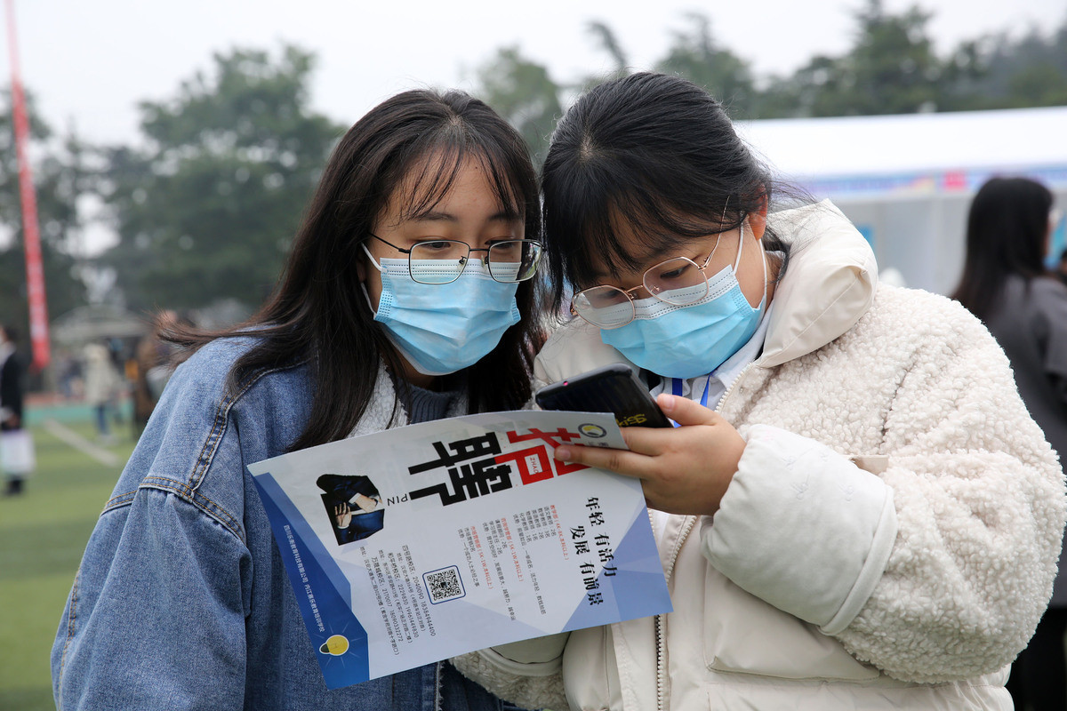 Các sinh viên Trung Quốc miệt mài tìm kiếm cơ hội việc làm trong sự hoang mang - Nguồn: ZHENG ZHIBO (China Daily)