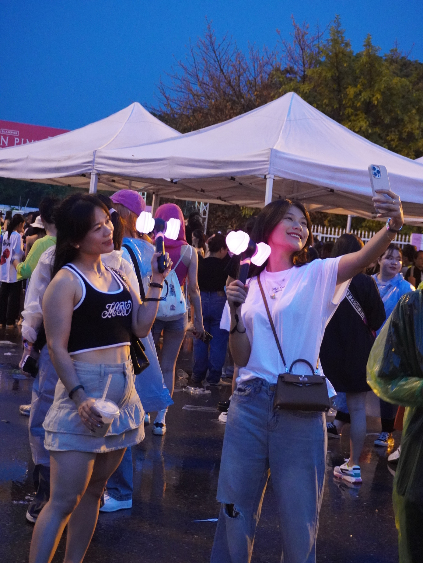 Mặc dù đã sát giờ biểu diễn, nhiều người hâm mộ vẫn nán lại chụp ảnh check-in.