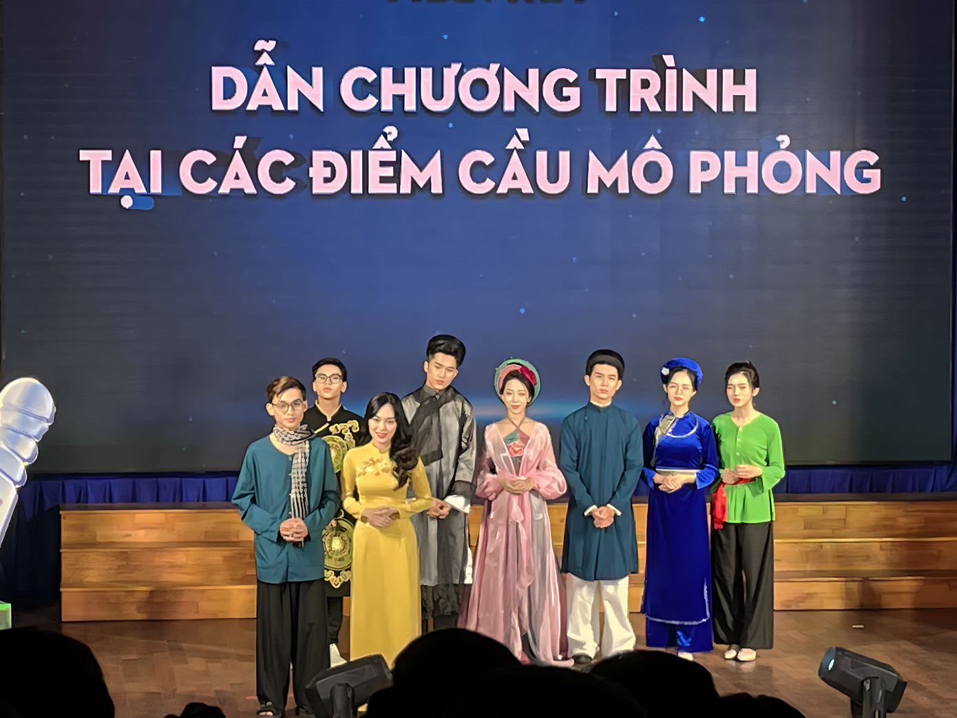 Gia Uyên (áo dài vàng) được BGK đánh giá cao về phần thi của mình. Gia Uyên (áo dài vàng) được BGK đánh giá cao về phần thi của mình.