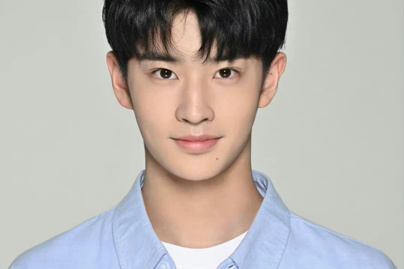 Nam sinh gây sốt khi trở thành thủ khoa cả 3 trường nghệ thuật hàng đầu Trung Quốc. Nam sinh gây sốt khi trở thành thủ khoa cả 3 trường nghệ thuật hàng đầu Trung Quốc.