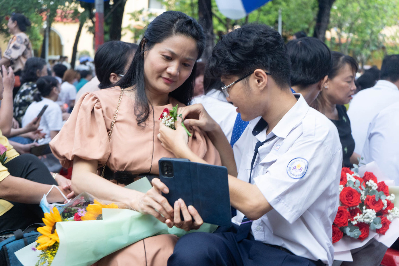 Trong phần đầu của buổi lễ, những bông hoa được các bạn học sinh khối 12 cài lên ngực áo của cha mẹ thay cho lời cảm ơn. Đây cũng là hoạt động truyền thống của buổi lễ Tri Ân. Trong phần đầu của buổi lễ, những bông hoa được các bạn học sinh khối 12 cài lên ngực áo của cha mẹ thay cho lời cảm ơn. Đây cũng là hoạt động truyền thống của buổi lễ Tri Ân.