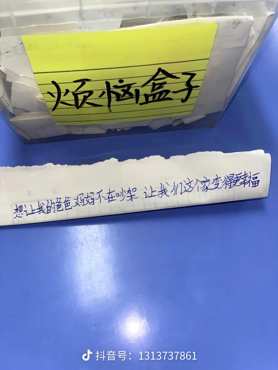 "Mong cho bố mẹ không cãi nhau nữa, em mong gia đình mình được hạnh phúc." "Mong cho bố mẹ không cãi nhau nữa, em mong gia đình mình được hạnh phúc."