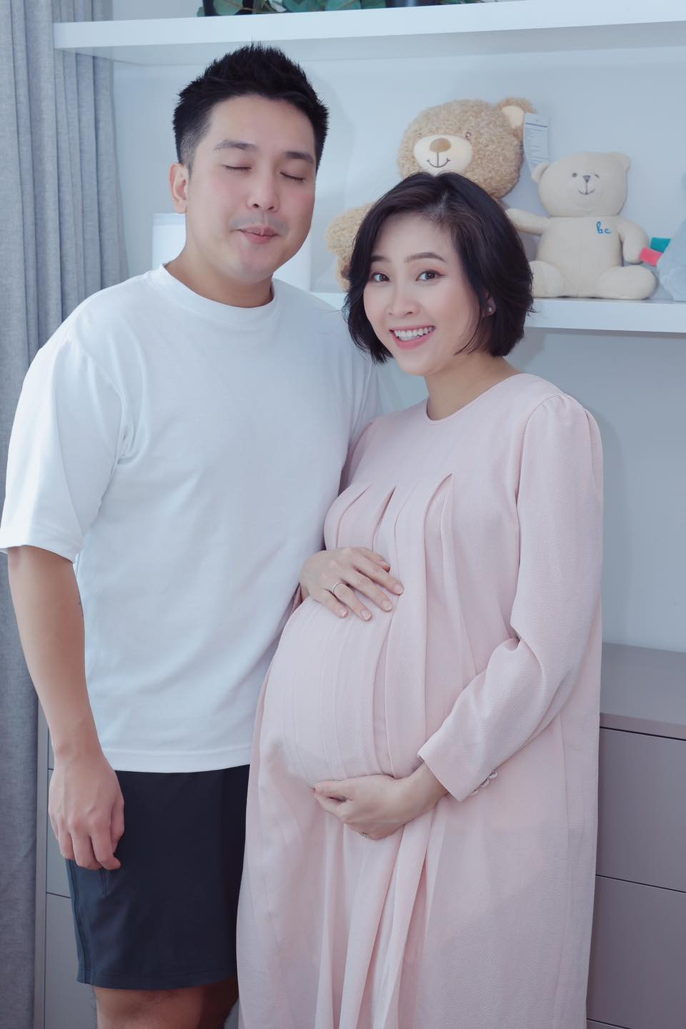 Ông xã Liêu Hà Trinh đã quyết định xăm tên con trai lên cánh tay. Ông xã Liêu Hà Trinh đã quyết định xăm tên con trai lên cánh tay.