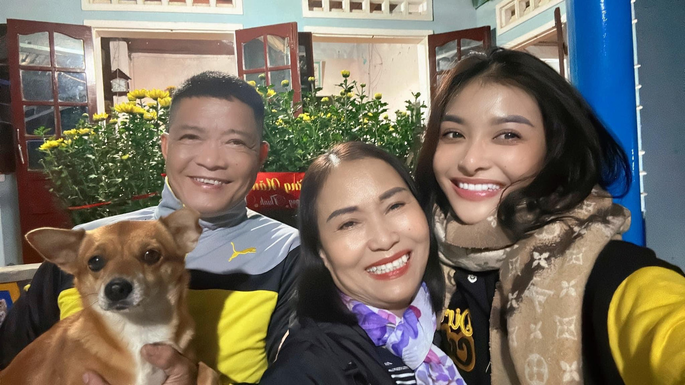 Á hậu Lona Kiều Loan ấm áp bên gia đình nhỏ trong những ngày cuối năm. Á hậu Lona Kiều Loan ấm áp bên gia đình nhỏ trong những ngày cuối năm.