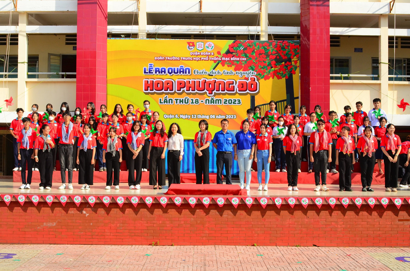 Lễ ra quân Chiến dịch Hoa Phượng Đỏ lần thứ 18 năm 2023 của trường THPT Mạc Đĩnh Chi. Ảnh: Chiến dịch Hoa Phượng Đỏ - THPT Mạc Đĩnh Chi