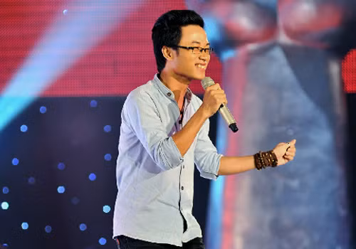 Sở hữu ngoại hình gầy nhẳng nhưng Trúc Nhân vẫn gây ấn tượng bởi giọng hát nội lực.