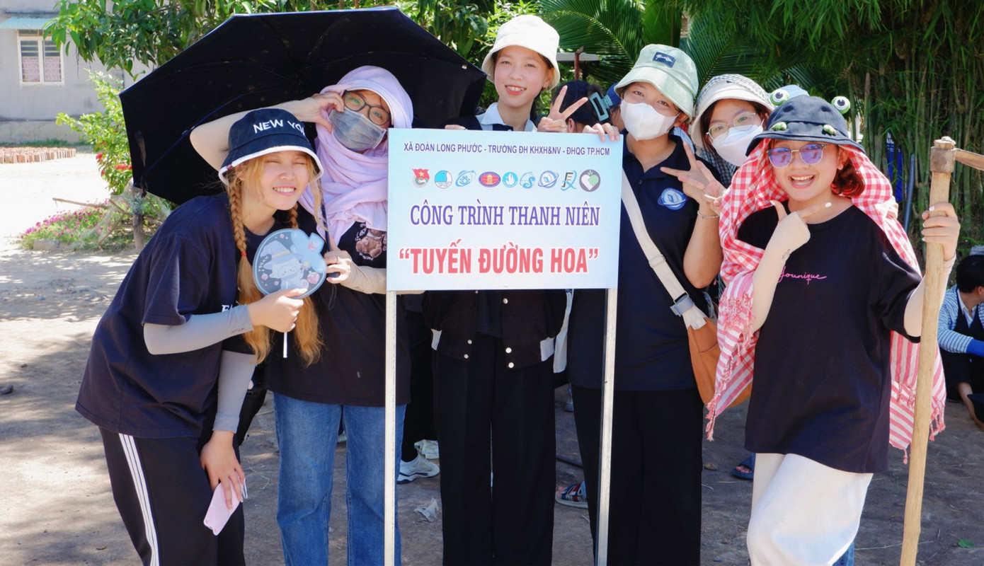 Cùng chung tay xây dựng tuyến đường hoa, dọn cỏ và trồng cây ven đường. Cùng chung tay xây dựng tuyến đường hoa, dọn cỏ và trồng cây ven đường.