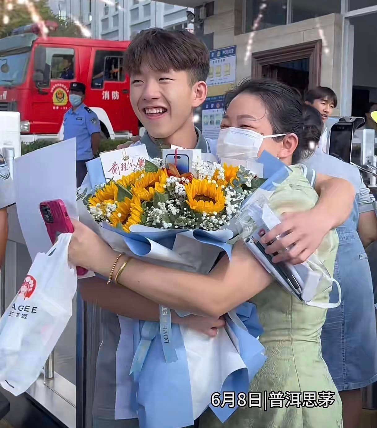 Những cái ôm đầy ấp áp và yêu thương. - Nguồn: Xiaohongshu