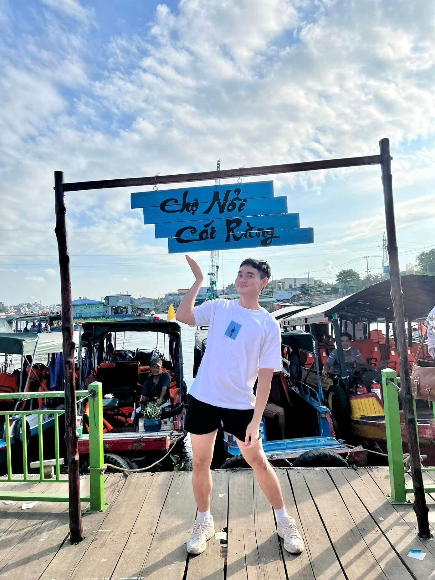 Màn review chợ Nổi của "tác giả hơn 700 bìa sách". Nguồn: Tạ Quốc Kỳ Nam Màn review chợ Nổi của "tác giả hơn 700 bìa sách". Nguồn: Tạ Quốc Kỳ Nam