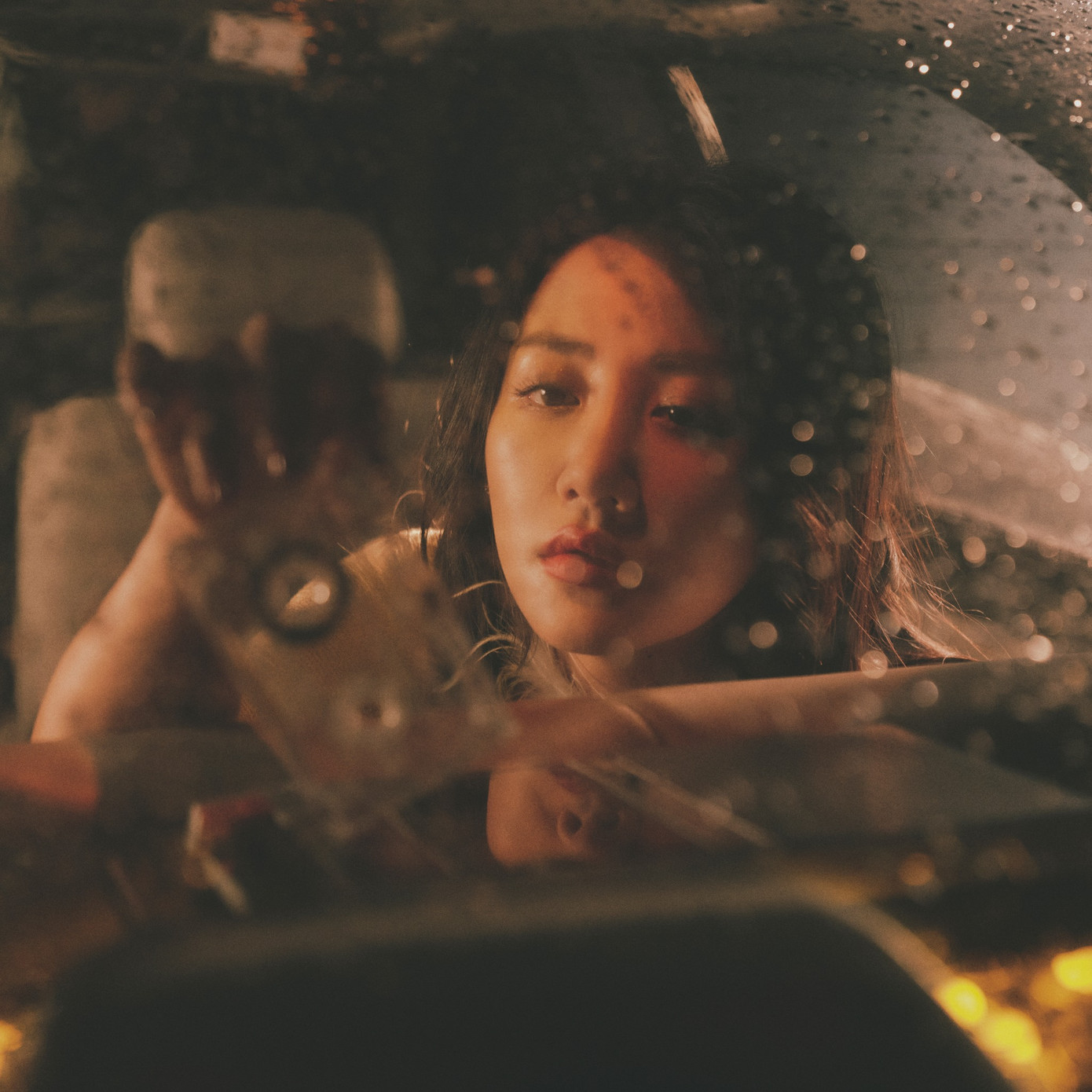 Dù dính nghi vấn "trùng hợp" với một số ca khúc quốc tế, Mưa Tháng Sáu vẫn là ca khúc chạm đến trái tim nhiều người nghe. Dù dính nghi vấn "trùng hợp" với một số ca khúc quốc tế, Mưa Tháng Sáu vẫn là ca khúc chạm đến trái tim nhiều người nghe.