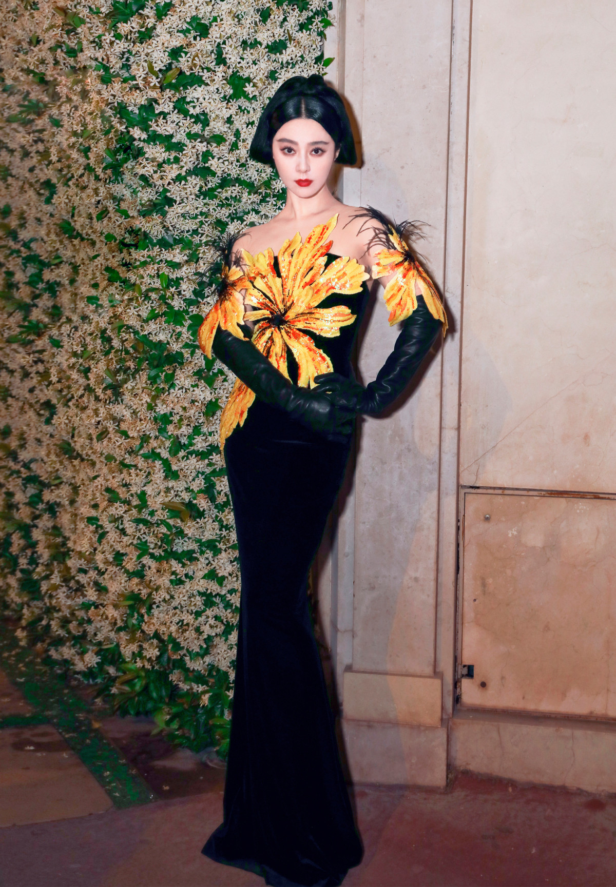 Cũng trong ngày đầu LHP, nữ diễn viên gây ấn tượng với thiết kế của nhà thiết kế người Nga Yulia Yanina.