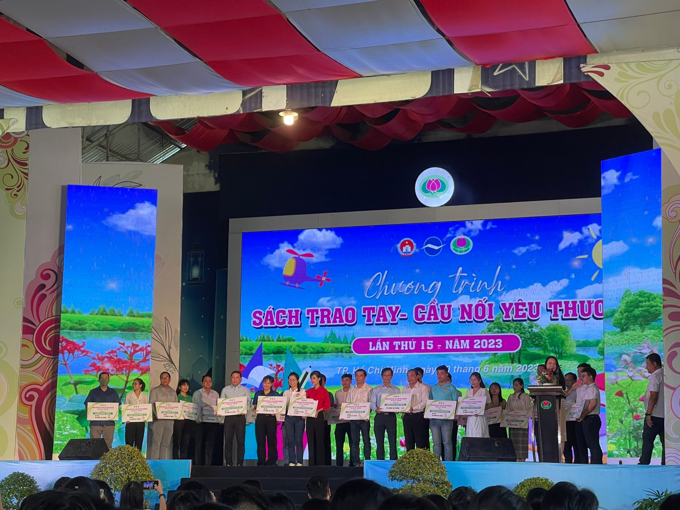 Ảnh: Chiến dịch Hoa Phượng Đỏ - THPT Mạc Đĩnh Chi