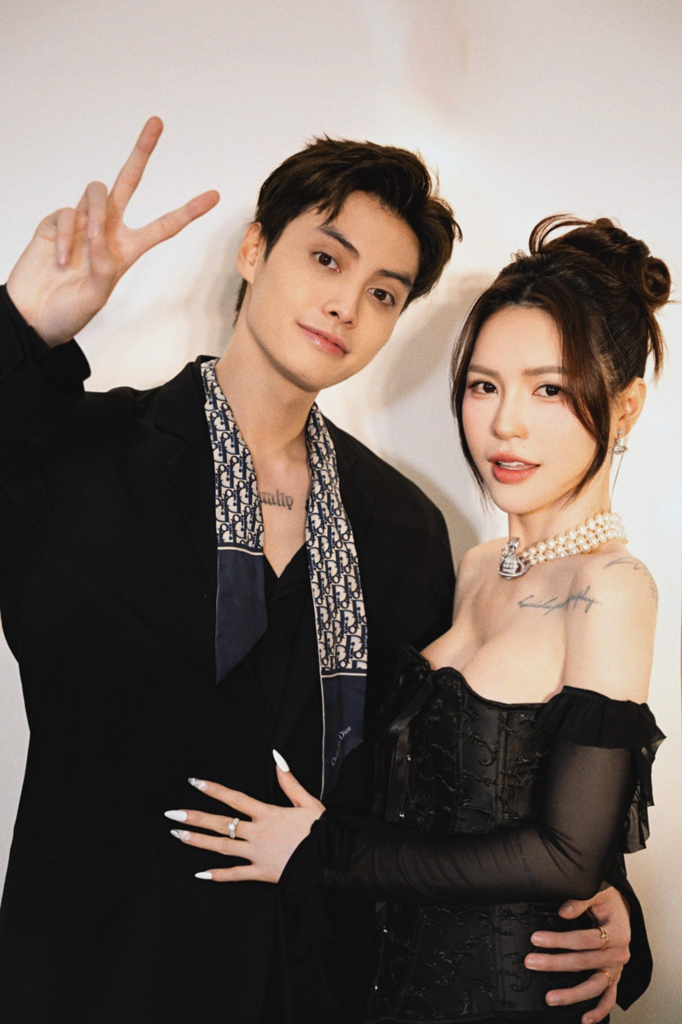 Xuất hiện cùng ông xã Tuấn Dương, mỹ nhân Người Ấy Là Ai Lucie Nguyễn diện trang phục không cầu kỳ nhưng cũng không kém phần quyến rũ.